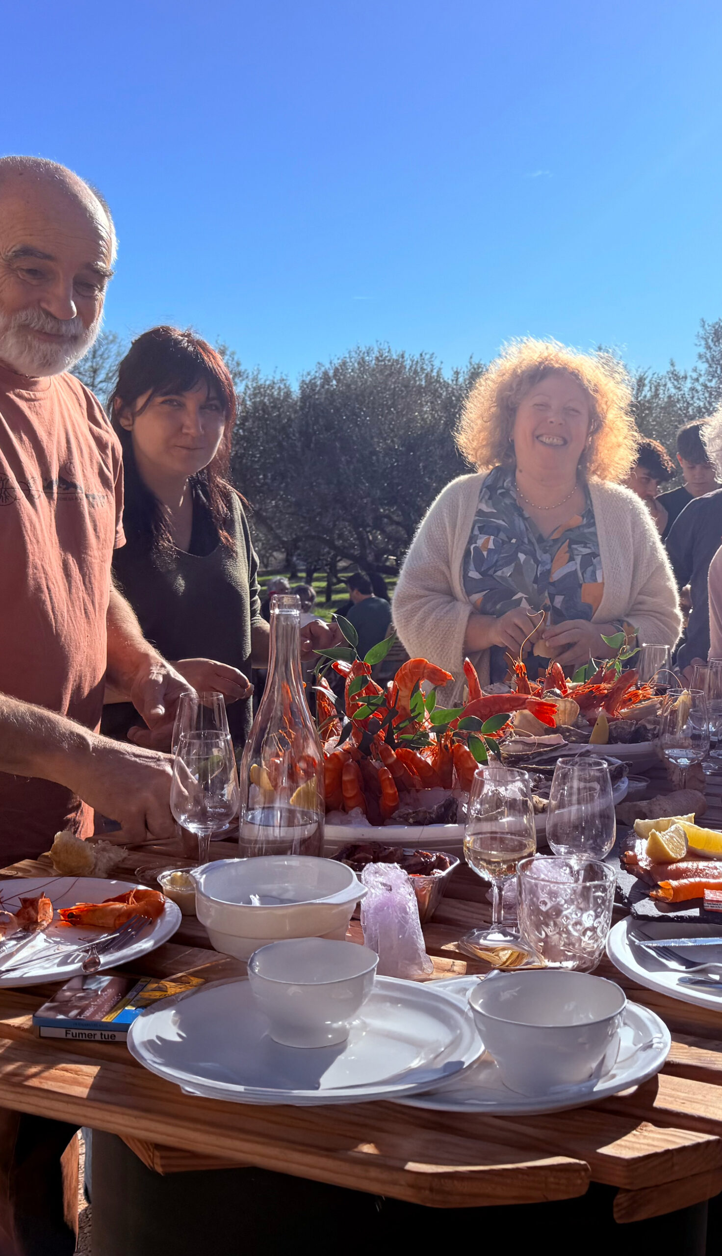 Dégustation conviviale de vin en plein air lors d’un wine tour pour particuliers en Cévennes