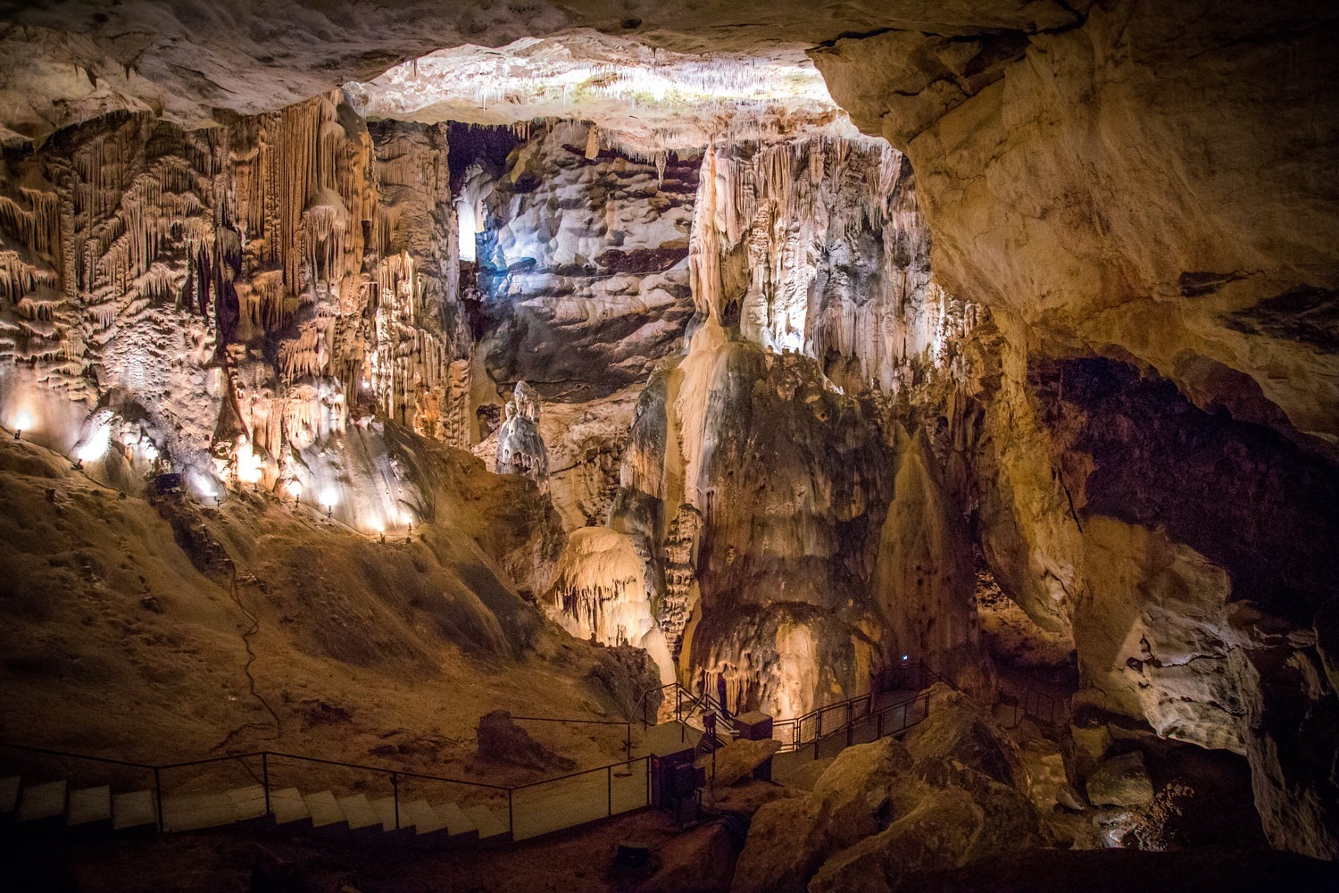 Exploration of a cave in the Cévennes, discovery of the local natural heritage